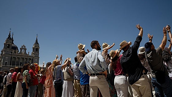 Calurosa bienvenida al Papa en el Palacio Real