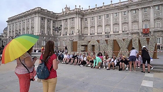 Calurosa bienvenida al Papa en el Palacio Real