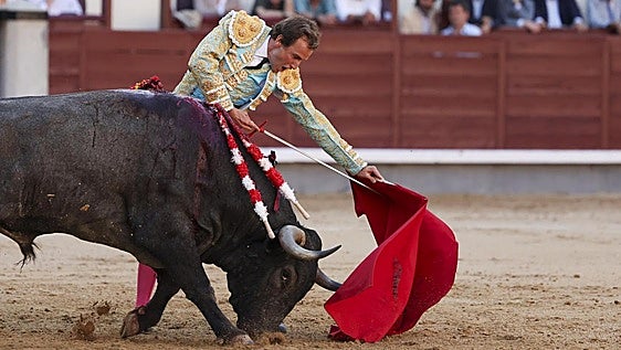 Román se entiende con un excelente toro de Victorino