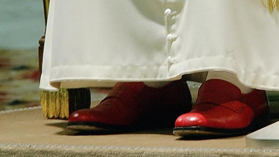 El Papa no viste de Prada: de los zapatos rojos de Benedicto XVI a las Nike de León XIV