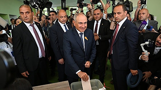 Armenia vota por un acercamiento a Europa y Rusia critica las injerencias de la UE