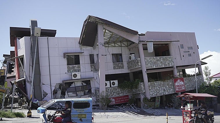 Un terremoto en Filipinas deja al menos 35 muertos y obliga a evacuar a la población por riesgo de tsunami