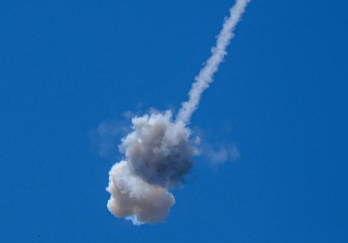 El sistema de defensa aérea israelí intercepta un dron lanzado por Hezbolá.