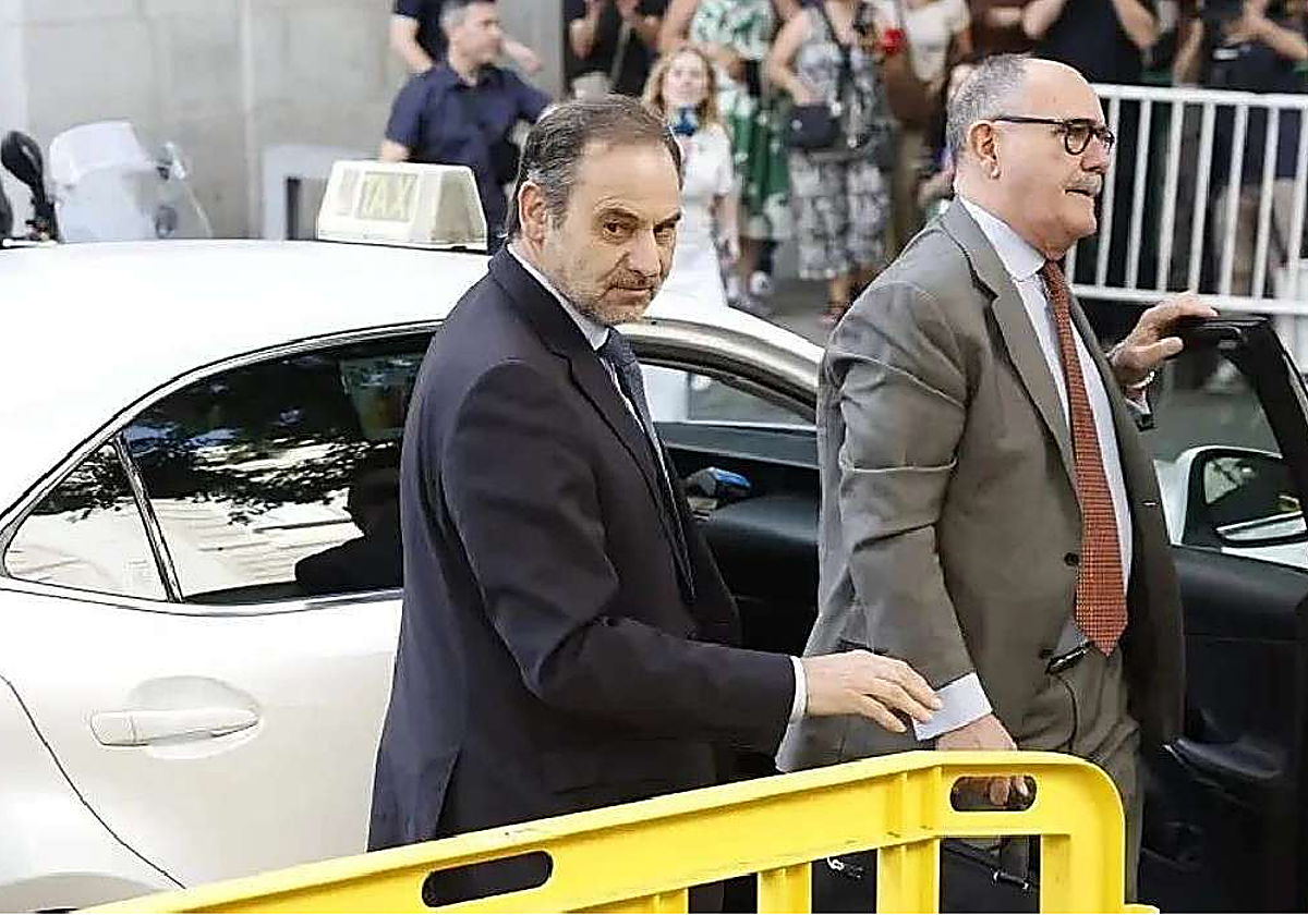 «El abogado del nervioso»: las 'cloacas' del PSOE idearon una maquinaria opaca para pagar la defensa de Ábalos