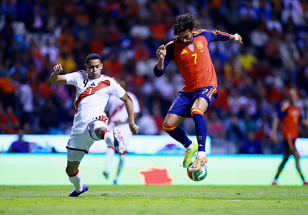 España manda con goles de Oyarzabal y Pedri