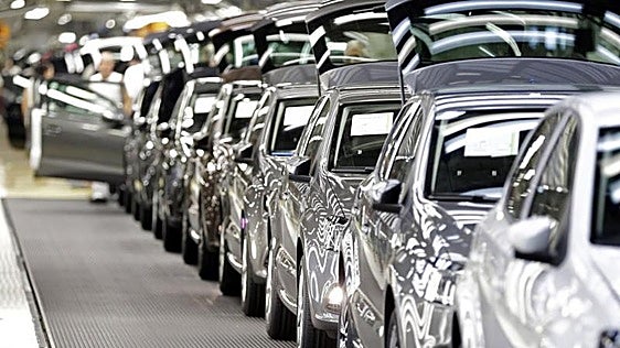 Las ayudas para eléctricos suman medio año de retraso bajo la amenaza de devolver los descuentos
