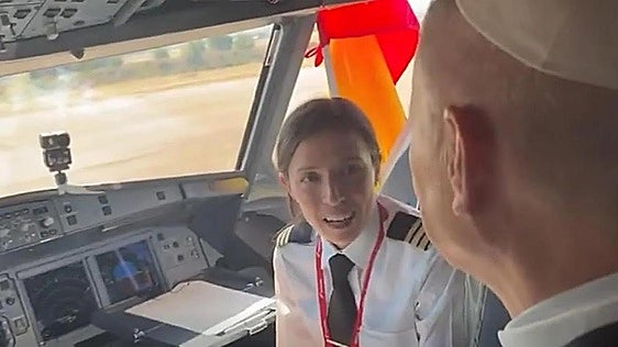 La piloto extremeña que ha llevado al Papa León XIV a Barcelona: el emotivo mensaje que le trasladó antes de despegar