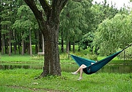 Hazte con esta hamaca de fácil montaje para llevarla contigo en tus escapadas o instalarla en el jardín
