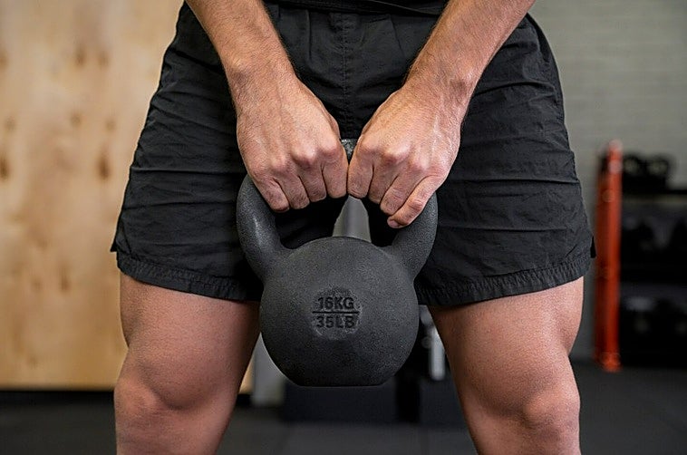 Las mejores pesas rusas con recubrimiento para entrenar en casa
