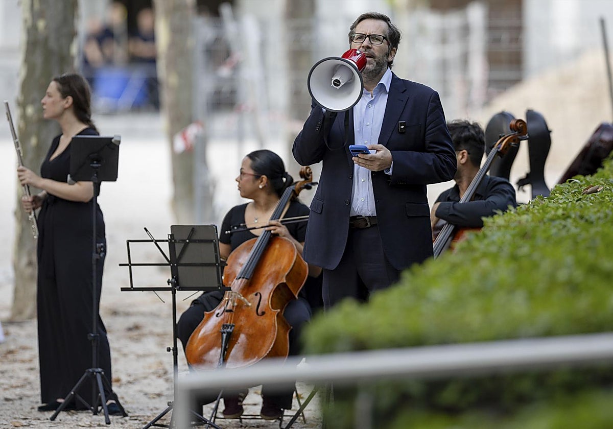 Una banda de violines y gritos de «criminal» reciben a Zapatero a las puertas de la Audiencia Nacional