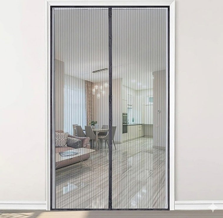 Esta mosquitera magnética para puerta es perfecta para evitar insectos y se instala sin taladro