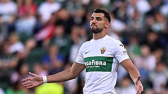 El Elche rescinde la cesión de Rafa Mir y condena «cualquier acto de violencia»