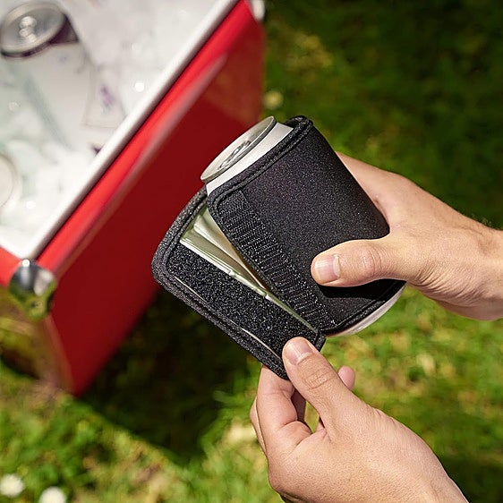 Latas y bebidas siempre frías con estos prácticos enfriadores portátiles