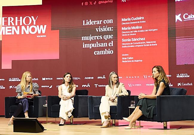 La periodista de Mujerhoy, Ana Calvo; la directora general de Evolus, María Cudeiro; la directora del Valle Andaluz del Hidrógeno Verde en Moeve, María Molina; y la directora de Comunicación, Relaciones Institucionales e Impacto Social de Iberia, Sonia Sánchez.