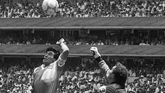 Cuarenta años de 'La Mano de Dios': así se gestó la fotografía que la inmortalizó