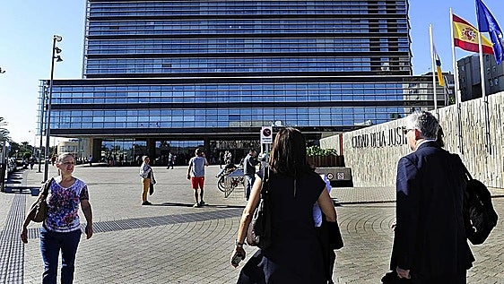 Viola presuntamente a su pareja y la amenaza: «Voy a follarme a tu hija»