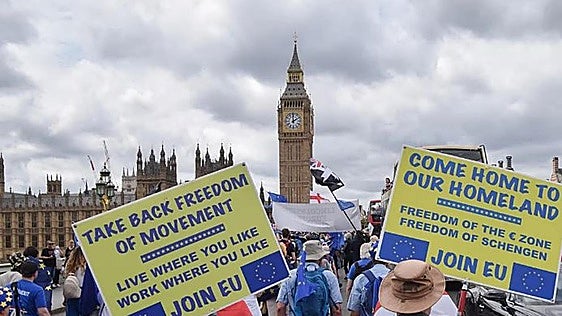 A diez años del Brexit, Reino Unido vuelve a mirar a Europa mientras sigue buscando las promesas que justificaron la salida