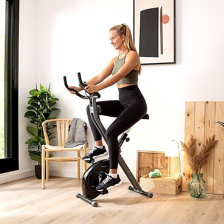 La bici estática plegable Cecotec Drumfit X-Bike 3000 Neo es perfecta para hogares con poco espacio