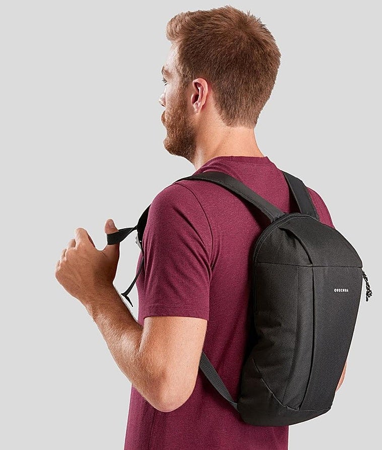Lleva lo esencial en tus salidas y excursiones con esta mochila unisex de Decathlon de 10 litros