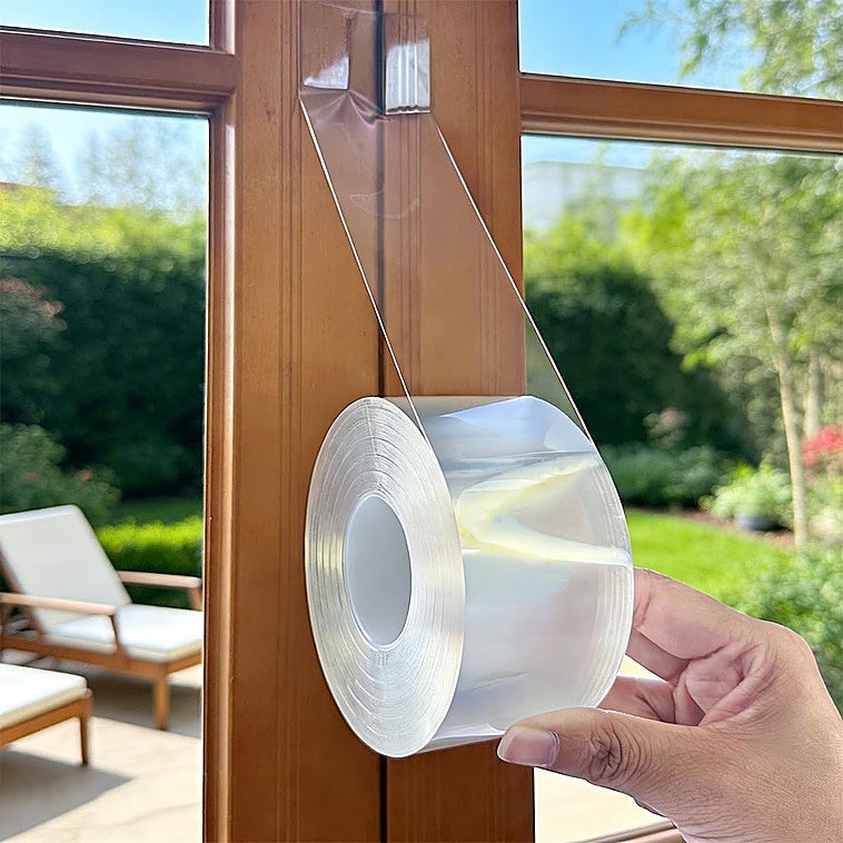 Aísla tus puertas y ventanas sin que se note con esta cinta adhesiva súper resistente