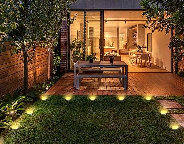 No te pierdas estos prácticos focos solares para iluminar tu jardín con estilo