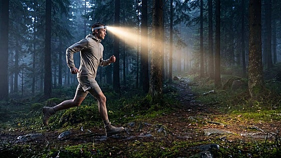 Tus rutas nocturnas cambiarán a mejor con la linterna frontal Petzl Tikka Core recargable