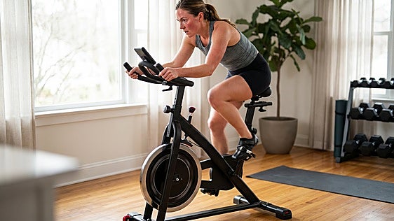 Entrenamientos intensos sin salir de casa con la bici estática Schwinn indoor cycling