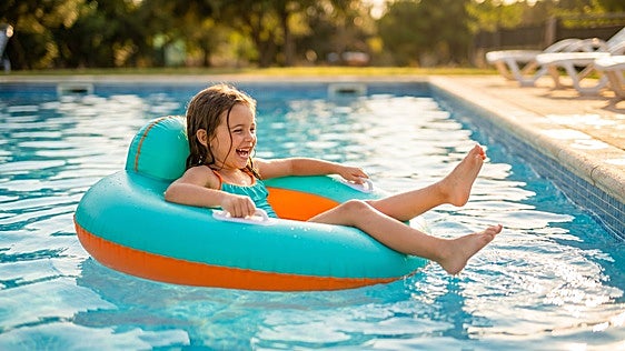 Los mejores manguitos y flotadores para disfrutar del agua sin sustos