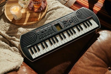 Aprende música con el teclado Casio SA-81 con variedad de tonos y ritmos