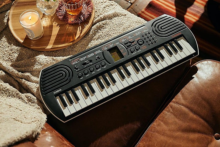 Aprende música con el teclado Casio SA-81 con variedad de tonos y ritmos
