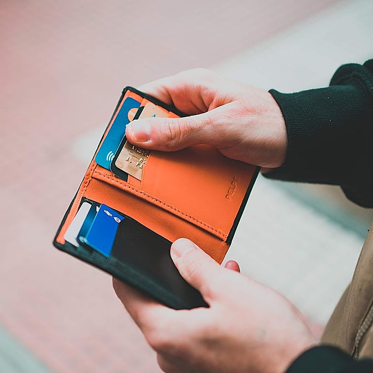 Los mejores tarjeteros y carteras de piel para hombre, algunas con sistema de bloqueo RDIF