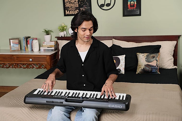 El teclado portátil Casio CT-S300 con puerto USB es perfecto para tocar y ensayar en cualquier lado