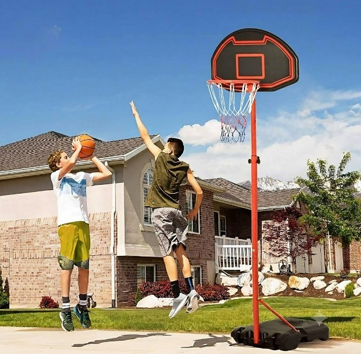 Disfruta del baloncesto a cualquier hora con estos aros y canastas regulables para jardín y garaje