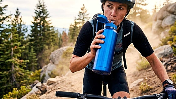 Las mejores botellas con pajita para llevar contigo mientras practicas deporte