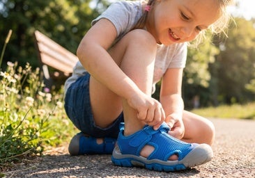 Estas sandalias con velcro para niños sujetan bien el pie y aguantan hasta sus días más movidos