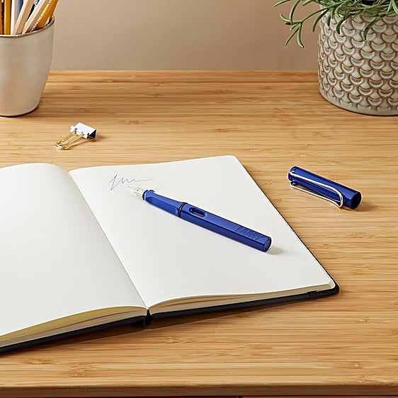 Escribe más cómodo y con más estilo con la pluma estilográfica Lamy Safari Blue ergonómica