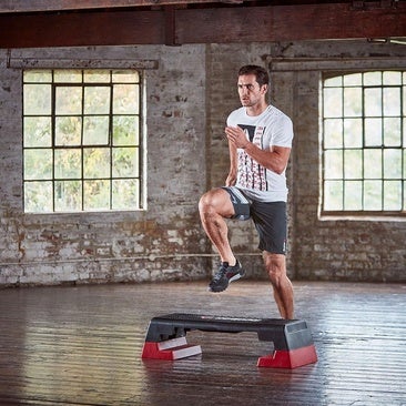 Mejora resistencia, coordinación y fuerza con la plataforma de step regulable de Reebok