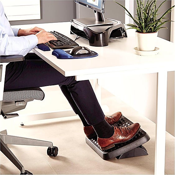 Alivia la tensión y mejora la circulación con este reposapiés ergonómico para oficina