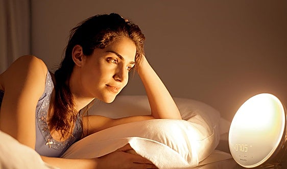Los mejores despertadores de luz para levantarte simulando el amanecer y dormir con sonidos relajantes