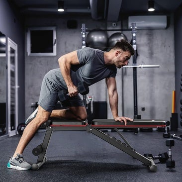 Este banco de pesas plegable 10 en 1 es todo lo que necesitas para montarte un gimnasio en casa