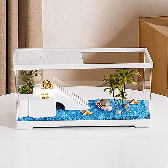 Esta pecera para tortugas tiene una plataforma para tomar el sol y un desagüe para facilitar la limpieza