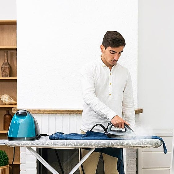 Adiós a las arrugas más difíciles con este centro de planchado de Cecotec que lanza vapor a 480 g/min y tiene 6 bares de presión