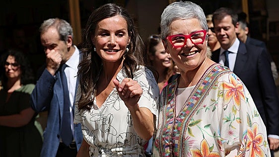 Eva Orúe, junto a la Reina Letizia, durante la inauguración de la 84ª Feria del Libro de Madrid