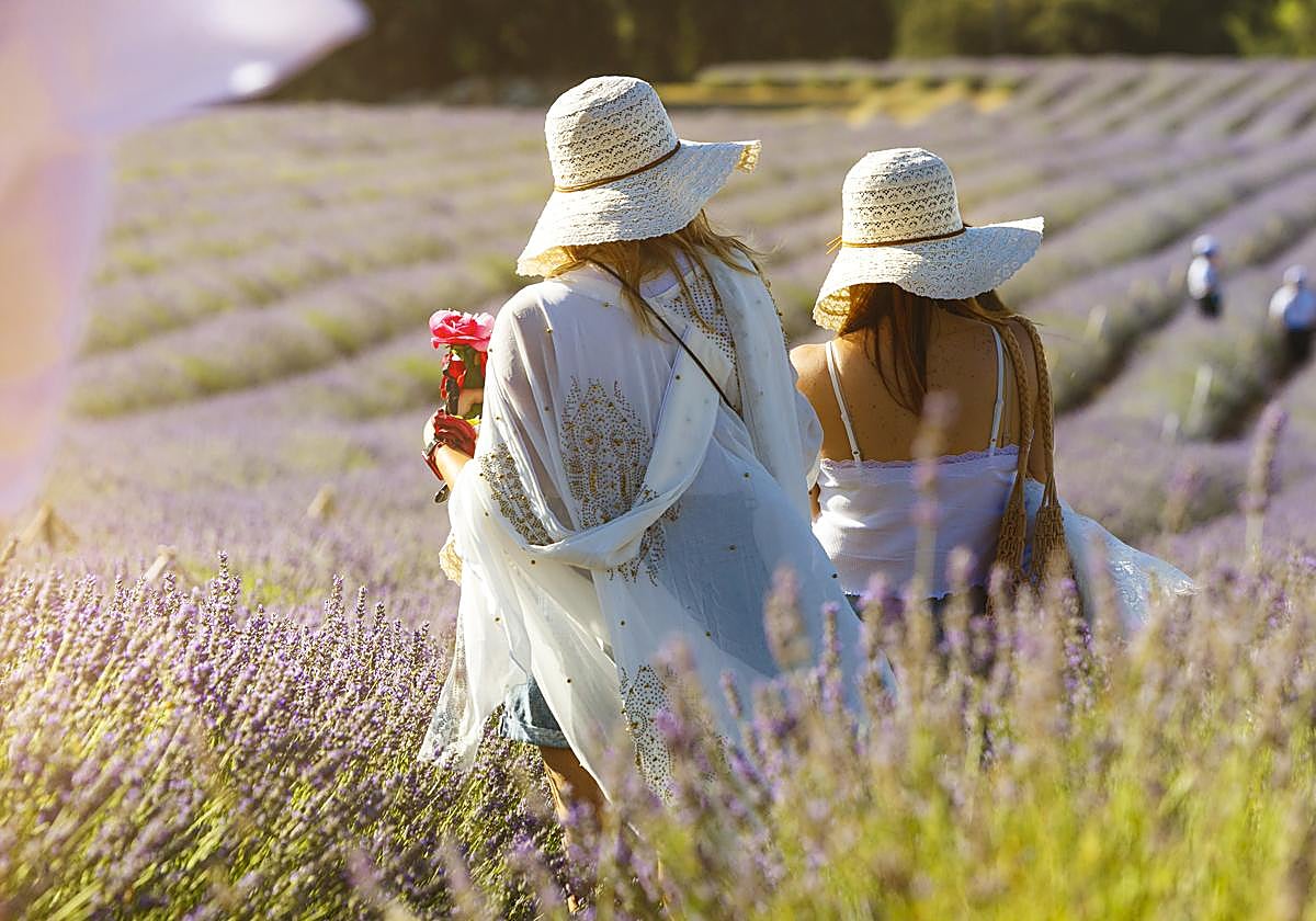 Dos mujeres, en el Festival de la Lavanda de Brihuega.