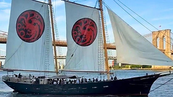 El barco Targaryen convertirá el muelle de San Sebastián en un escenario de 'La Casa del Dragón'