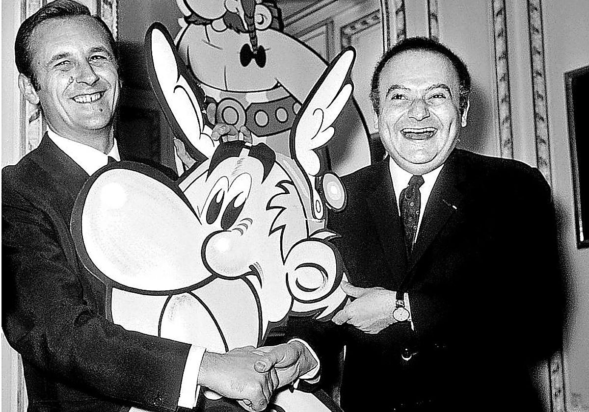El dibujante Albert Uderzo (izq.) y el guionista René Goscinny (dcha.) junto a sus criaturas Astérix y Obélix en 1967.
