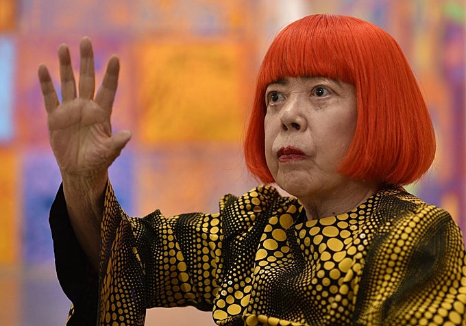 Kusama ataviada con una de su chillonas pelucas y un vestido con trama de lunares en Tokio