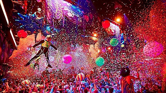 Shows hipnóticos, criaturas digitales, entradas a 150 euros sin copa... así es el nuevo modelo de las grandes discotecas de Ibiza
