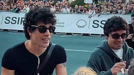 Los Javis desatan la euforia a su llegada a San Sebastián para presentar 'La bola negra'
