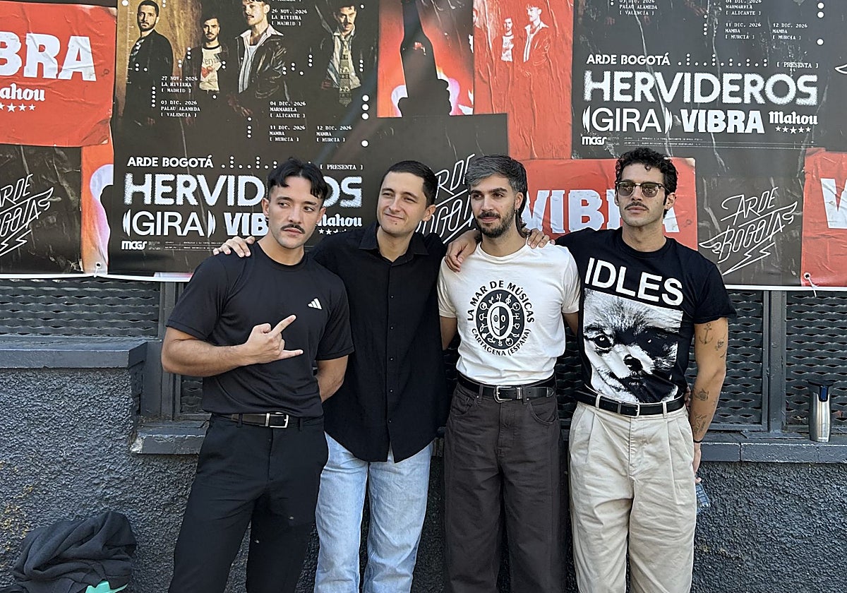 Los componentes de Arde Bogotá posan en la sala La Riviera de Madrid.